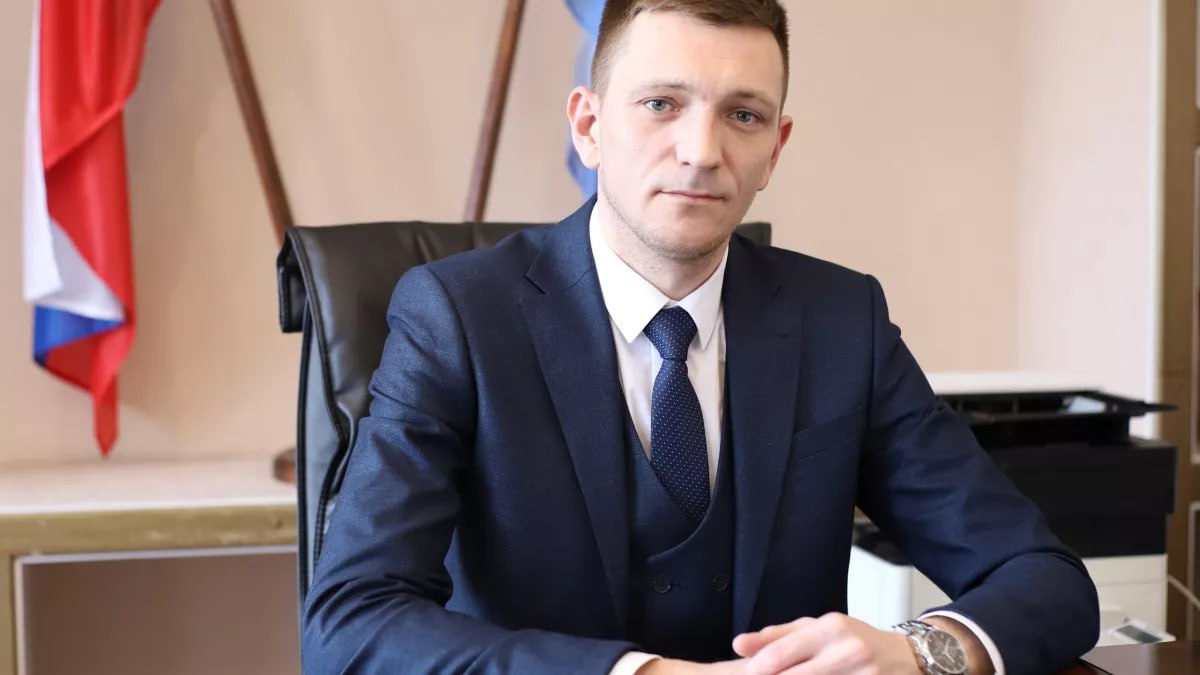Задержан начальник «Горно-Алтайавтодора» Сергей Труфанов, сообщили «Ъ-Сибирь» источники в правоохранительных органах. По версии следствия, фигурант дела получил взятку в 1 млн руб. от представителя дорожной организации, которая была подрядчиком «Горно-Алтайавтодора». Вознаграждение предназначалось за подписание документов о якобы выполненных работах, а также покровительство интересам фирмы. В ходе обысков по месту жительства чиновника силовики обнаружили у него 2 млн руб. Фото: «Горно-Алтайавтодор» Подписывайтесь на «Ъ-Сибирь»