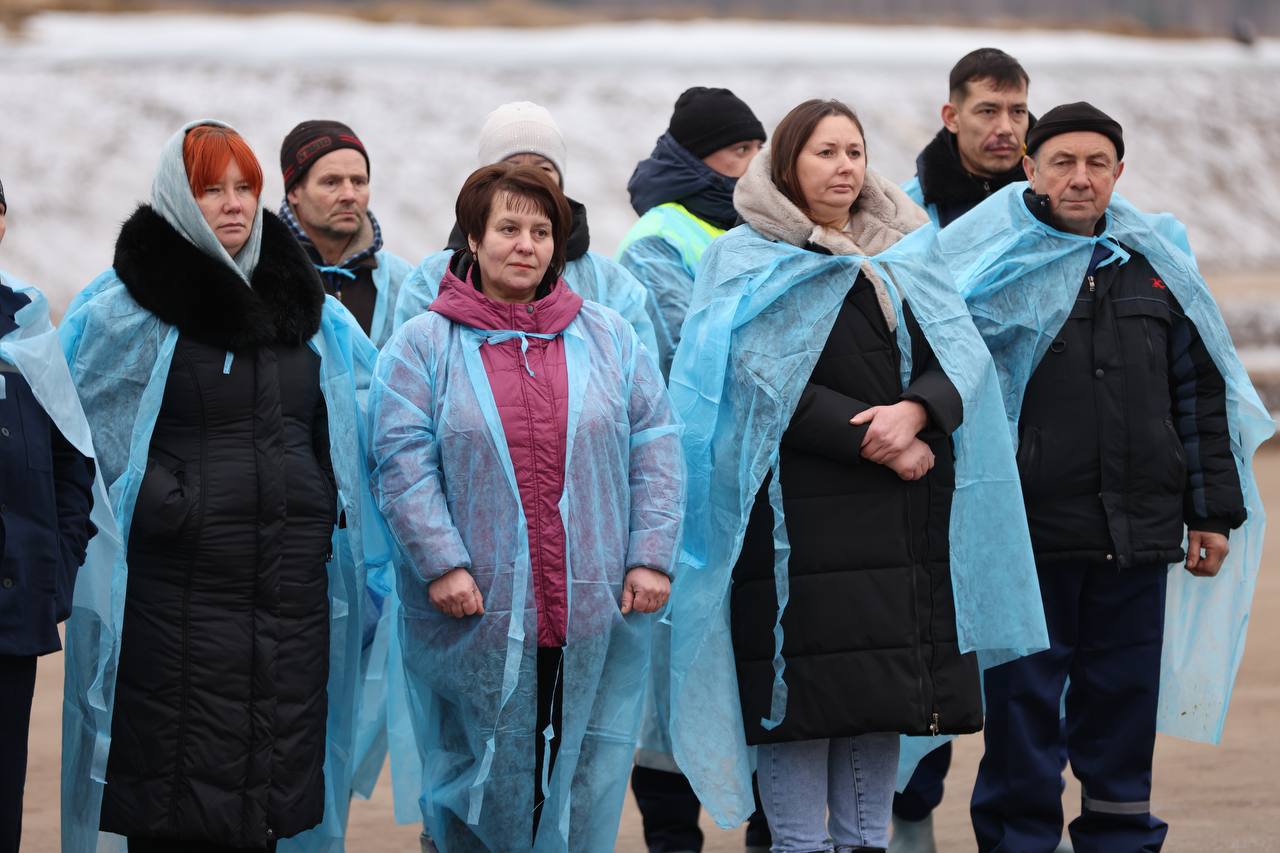 В ООО "Стисхо Пинское" в Пинском районе 24 декабря открыли новый молочно-товарный комплекс    В церемонии принял участие председатель Брестского облисполкома Петр Пархомчик, передает корреспондент БЕЛТА.   МТК расположен в деревне Чамля. Он рассчитан на содержание 2,4 тыс. голов крупного рогатого скота, в том числе 1,1 тыс. дойного стада. К реализации инвестиционного проекта по строительству комплекса приступили в мае 2023 года.    По словам Петра Пархомчика, такой МТК позволит предприятию эффективно развиваться.  "Брестская область абсолютный лидер по производству молока как в валовом производстве, так и в удоях на одну корову. Каждый год область добавляет. По этому году ожидаем произвести молока более 2,2 млн т. Средние надои по области составят 7,7 тыс. кг на одну корову. Цели и задачи, которые ставим перед собой на следующий год, - добиться серьезного увеличения", - сказал председатель Брестского облисполкома.  #1регион    Больше новостей с