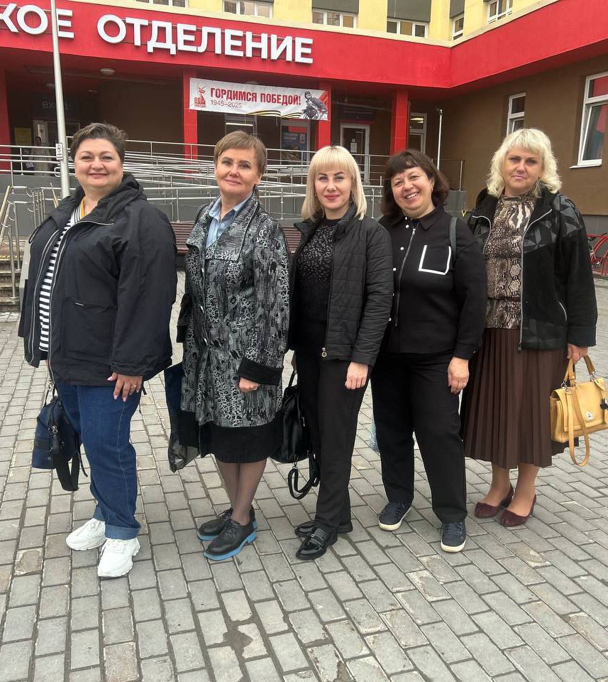 Тюменские врачи обменялись опытом с коллегами из Луганской Народной Республики Представители департамента здравоохранения Тюменской области и городской поликлиники №5 провели рабочую встречу с делегацией из Луганской Народной Республики ЛНР . Мероприятие было направлено на обмен опытом и укрепление межрегионального сотрудничества в сфере детского здравоохранения. Напомним, что в октябре 2022 года специалисты поликлиники №5 посетили Краснодон. В ходе поездки врачи осмотрели около 500 детей, провели спирографию, аудиометрию и УЗИ-исследования. По результатам обследований маленьким пациентам были даны рекомендации и назначено лечение. В рамках встречи специалисты обсудили вопросы организации медицинской помощи детям, профилактики заболеваний и социальной поддержки семей. Гости из ЛНР также посетили поликлинику №5 ул. Вьюжная, 6а , где ознакомились с работой учреждения. «Для нас важно делиться накопленным опытом и перенимать лучшие практики. Особенно сейчас, когда медицинское сообщество России и новых регионов работает в тесной связке. Мы всегда готовы поддерживать коллег и помогать детям, независимо от географии», - рассказала заместитель главного врача по детству поликлиники №5 Ольга Старостина. «Опыт тюменских коллег очень ценен для нас. В условиях восстановления здравоохранения ЛНР такие встречи помогают выстраивать эффективную систему медицинской помощи», - отметила начальник отдела организации медицинской помощи детскому населению и службы родовспоможения Минздрава ЛНР Светлана Маслюченко. Коллеги договорились о дальнейшем взаимодействии, включая обмен специалистами и внедрение новых методик диагностики и лечения. #ГП5 #медицина_ТО