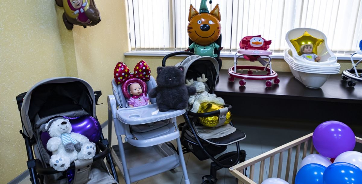 В Ростове начали работу пункты проката вещей для новорожденных Во всех районных управлениях социальной защиты населения города открылись пункты проката предметов первой необходимости для новорожденных. Об этом сообщает пресс-служба администрации города. На проспекте Королева, 20 состоялось торжественное открытие одного из таких пунктов. Появление подобных точек стало одной из новых мер поддержки в рамках национального проекта «Семья». — Это отличный пример социально ориентированной инициативы, благодаря которой семьям будет оказана необходимая помощь. Воспользоваться новой мерой поддержки смогут молодые семьи, либо единственный родитель в возрасте до 35 лет, а также студенческие семьи, обучающиеся по очной форме обучения, и многодетные семьи, — отметила директор Департамента социальной защиты населения города Виктория Добрицкая. — Возраст детей — до трёх лет. Пункты проката будут предоставлять детские кроватки, пеленальные столы, коляски, игровые манежи, стульчики для кормления, автокресла, детские ходунки, ванночки и др. Получить предметы во временное пользование можно, подав заявление в орган социальной защиты населения по месту регистрации или пребывания. Подписаться на "Новости Ростова" Прислать новость