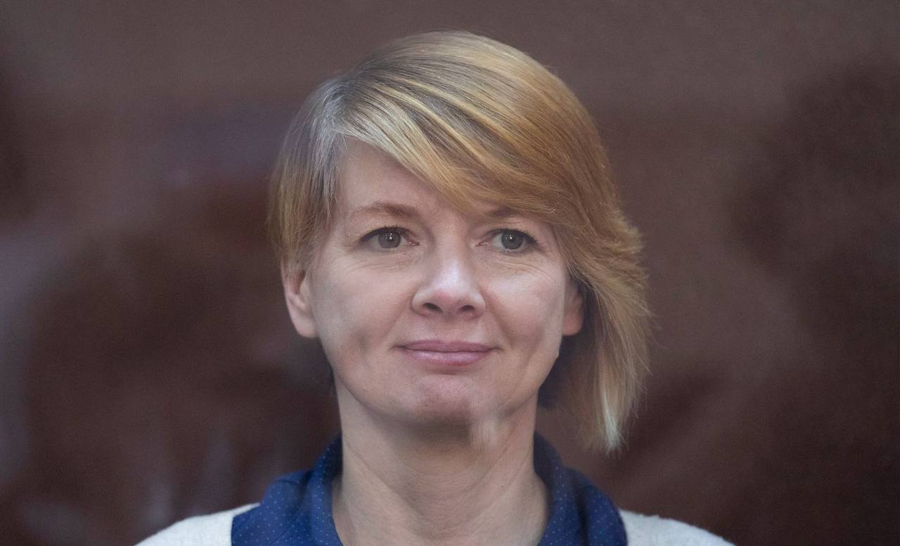 У журналистки Ольги Комлевой в СИЗО пропала речь Возможно она столкнулась с домогательствами в заключении Комлева сообщила в письме мужу из СИЗО в городе Дюртюли в Башкортостане что не может говорить Одно прикосновение тут в СИЗО 5 в Дюртюлях наложилось на те прежние уфимские И с того дня речь пропала говорится в письме Предположительно Комлева столкнулась с домогательствами в заключении Ранее муж журналистки рассказывал что сотрудники СИЗО в Уфе домогались его жены После жалоб в Генпрокуратуру это прекратилось Активистка и журналистка RusNews из Уфы Ольга Комлева осуждена на 12 лет по делам о сотрудничестве с ФБК и распространении военных фейков Фото Медиазона