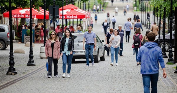 В сентябре 74,1% работников получали зарплату свыше 7.000 леев, а 25,9% — до этой суммы, сообщает Национальное бюро статистики.   Как передает IPN, средняя брутто-зарплата в первый месяц осени достигла 13.500 леев. Среди наемных работников 5,4% зарабатывали 5.000 леев, 20,4% — от 5.000 до 7.000 леев, 46,6% — от 7.000 до 15.000 леев, и 27,5% получали свыше 15.000 леев.   Наименьшие зарплаты характерны для вспомогательной и административной деятельности, где значительная доля работников получает от 5000 до 6000 леев. В то же время в финансовой и страховой сфере 95% сотрудников зарабатывают более 7000 леев, а две трети — свыше 15 000 леев.  Будем благодарны тем, кто поддержит нас бустами