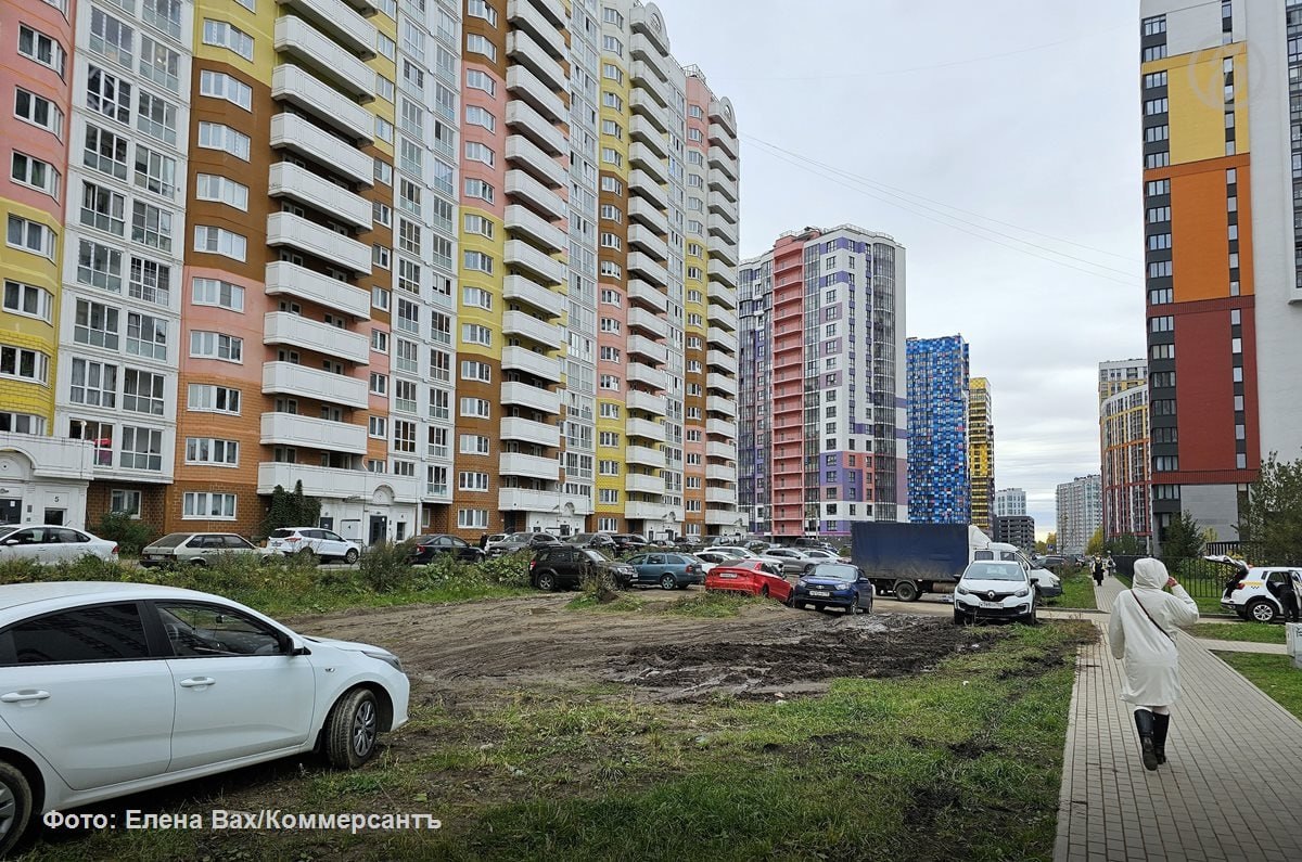 За неправильную парковку во дворах с начала года оштрафовали 13,5 тыс. петербуржцев В Петербурге за нарушения правил парковки во дворах за первое полугодие 2025 года оштрафовали уже 13,5 тыс. водителей. Об этом сообщили в Государственной административно-техническая инспекции ГАТИ . По сравнению с аналогичным периодом прошлого года число нарушителей снизилось почти на 3,5 тысячи, отметили в ведомстве.