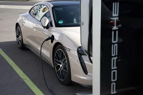 Porsche AG планирует закрыть свою собственную сеть зарядки электромобилей в Китае поскольку бренд продолжает терять долю на крупнейшем в мире автомобильном рынке Подразделение Volkswagen AG которое эксплуатирует около 200 зарядных устройств в стране постепенно будет выводить их из эксплуатации с марта сообщила компания подтвердив ранее опубликованный доклад китайских СМИ Yicai Однако компания планирует продолжать сотрудничество с внешними поставщиками зарядных средств говорится в сообщении jkinvest news jkinvest