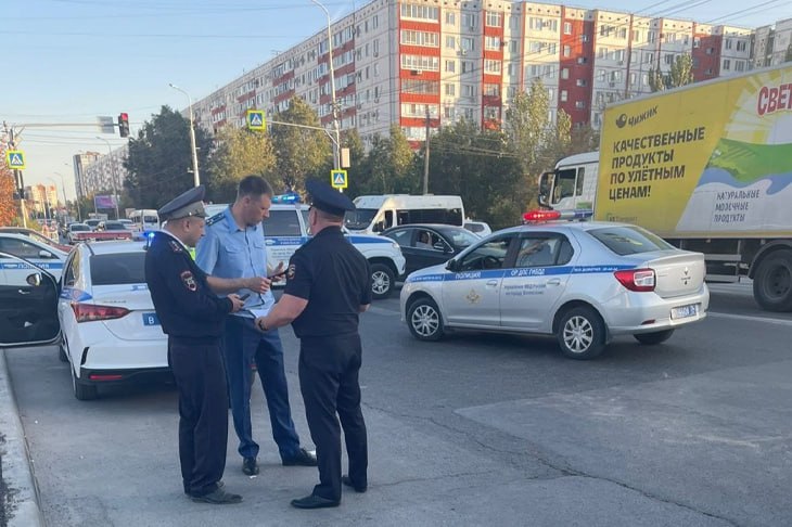 Прокуратура Волгоградской области сообщила подробности страшного ДТП на участке ул Мира между 24 м и 25 м микрорайонами 22 сентября во второй половине дня здесь произошла авария в ходе которой погибла 9 летняя школьница Согласно имеющимся данным сегодня около 15 58 39 летний водитель маршрутного такси совершил наезд на двигавшуюся на самокате девочку пересекавшую проезжую часть по регулируемому пешеходному переходу на разрешающий сигнал светофора на пересечении улиц Оломоуцкой и Мира подчеркнули в пресс службе надзорного ведомства Отметим в настоящее время на месте аварии работают следователи Устанавливаются все обстоятельства произошедшего Мы в МАХ max ru v102ru Подписывайтесь