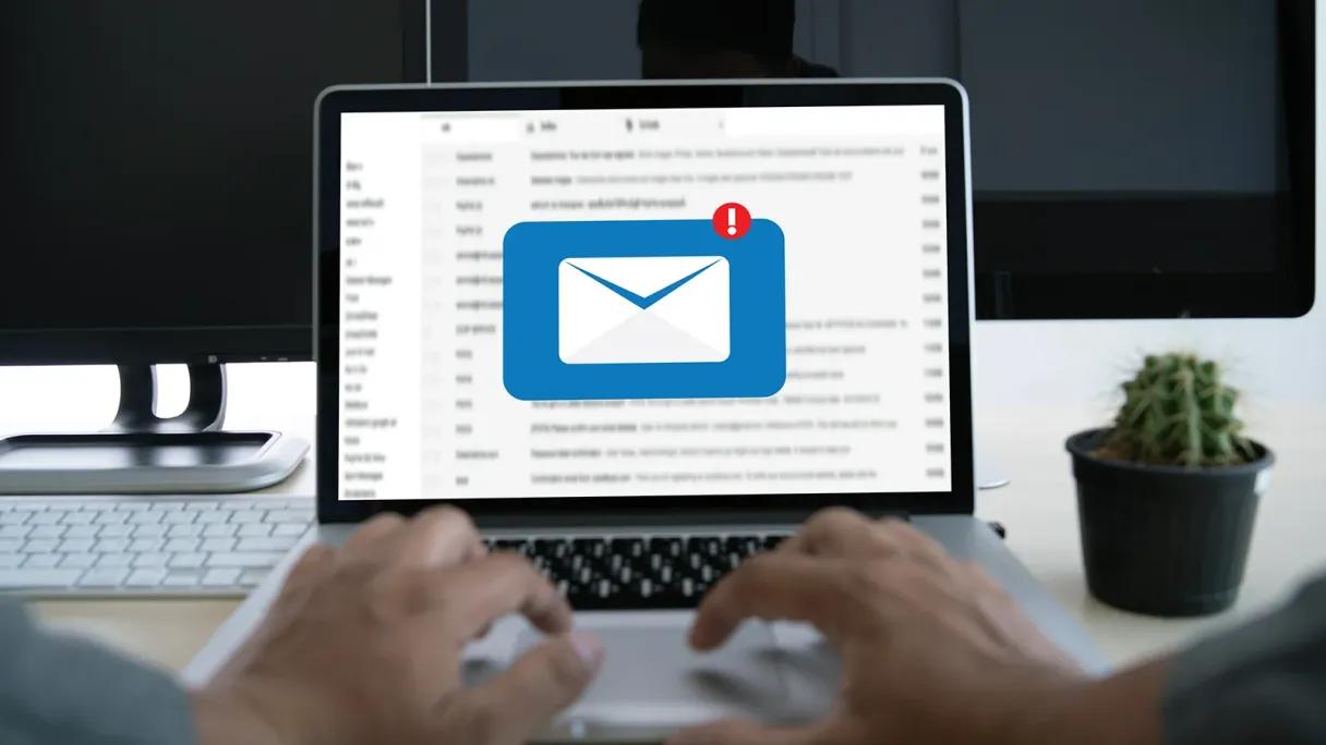 E mail сотрудников почти всех крупных компаний есть в утечках По данным проекта StopPhish корпоративные адреса электронной почты фигурируют в утечках данных 94 из 100 крупнейших компаний России по чистой прибыли рейтинга Forbes Это может привести к взлому внутренних IT систем бизнеса предостерегают эксперты Сотрудники часто используют такие адреса для регистрации на личных и сторонних сервисах причем применяя одни и те же пароли Когда такие сервисы становятся объектом атаки хакеров корпоративные данные попадают в руки злоумышленников констатируют ИБ специалисты Подробности на сайте Фото Getty Images