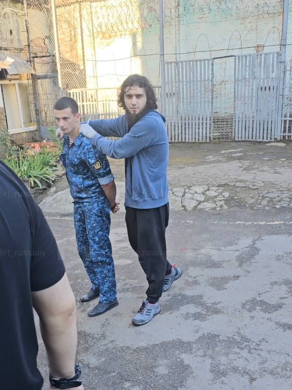 Участники захвата заложников в ростовском СИЗО признали вину Вину признали Даниил Камнев, Рамзан Албеков, Магомед Алханов и Малик Гандалоев. Адам Кодзоев признал вину лишь частично. В июне 2024 года фигуранты, находясь в СИЗО-1 в Ростове-на-Дону, самовольно покинули камеры и захватили в заложники двух сотрудников ГУ ФСИН. Еще четырем сотрудникам они нанесли телесные повреждения. Во время спецоперации пять злоумышленников, входивших в состав организованной группы, были ликвидированы, еще пять — задержаны. Главное — здесь. Подписывайтесь!