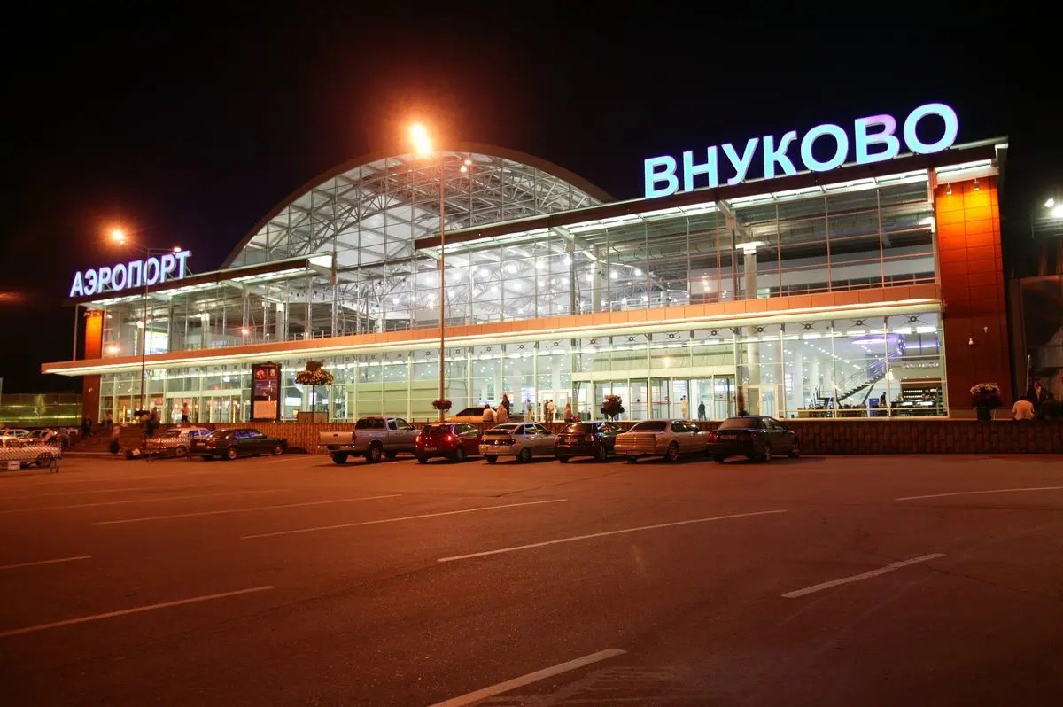Борт Москва — Батуми вернулся во Внуково из-за отлетевшего капота при взлете Пассажиры рейса А47053 Москва — Батуми 15 июня не смогли вовремя долететь до Грузии все из-за неисправности самолета. Как сообщили в пресс-службе авиакомпании «Азимут», борт вернулся во Внуково в 11:57 мск и благополучно совершил посадку. Пассажиров обещали пересадить на резервный борт. Позже Telegram-канал Aviaincident поделился подробностями произошедшего. Причиной неполадки стал отлетевший при взлете капот правого…