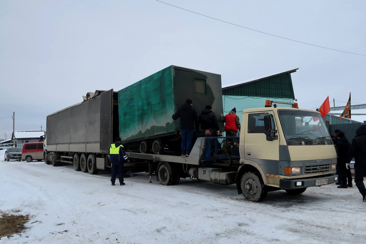 Партию помощи участникам СВО отправили из Свердловской области  В составе груза: автомобиль УАЗ санитарный, два мотоцикла Урал, полевая баня, маскировочные сети, антидроновые одеяла, медицинские препараты, продукты. Груз будет доставлен на двух машинах. Впервые в составе груза будет отправлена полевая баня.     Активное участие в формировании груза приняли жители Сысерти, Екатеринбурга, Арамиля.