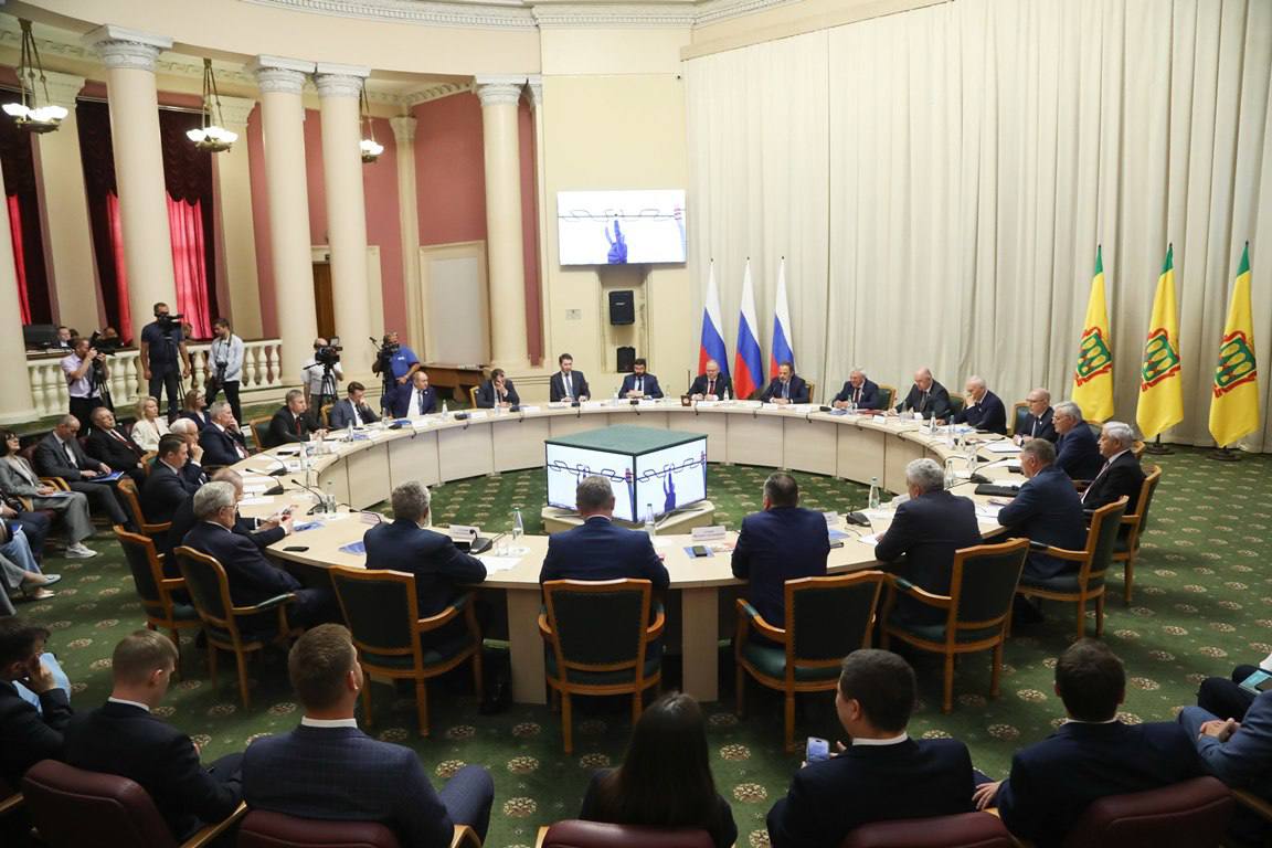 Спикер пермского заксобрания Сухих подчеркнул значимость массового спорта  В Пензе состоялось 76 заседание Совета законодателей Приволжского федерального округа. В нем принял участие спикер краевого парламента Валерий Сухих. Он представил опыт региона в развитии массового спорта, сообщили URA.RU в пресс-службе краевого Законодательного собрания.  «Спорт укрепляет здоровье и объединяет людей. Наша цель — сделать его доступным для всех: строить спортивные объекты в каждой территории, создавать условия для занятий в любом возрасте. Поддерживая и развивая спорт, мы решаем главную стратегическую задачу — здоровое поколение, которое хотело бы жить, работать и развиваться в Пермском крае», — подчеркнул Валерий Сухих. Подписаться       Дать «буст»