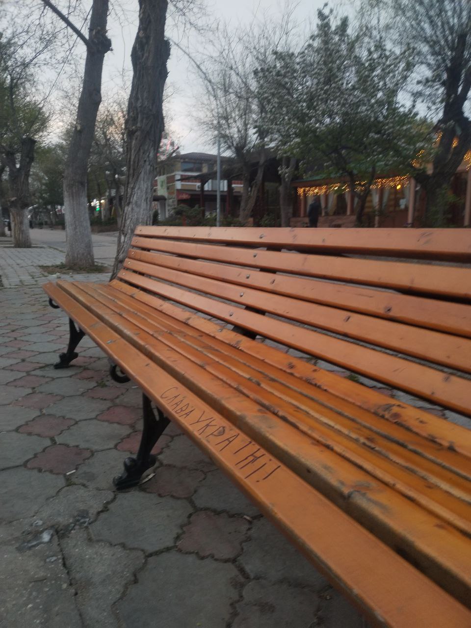 В Евпатории на протяжении нескольких недель появлялись в общественных местах надписи с нацистскими лозунгами, а также содержались призывы к нарушению территориальный целостности страны, оскорбления российской армии. Все ваши обращения по этому поводу видели, отработали, горе "диверсант" установлен, задержан, подробности чуть позже. Подписаться - Крымский СМЕРШ, всех найдём и с каждого спросим!