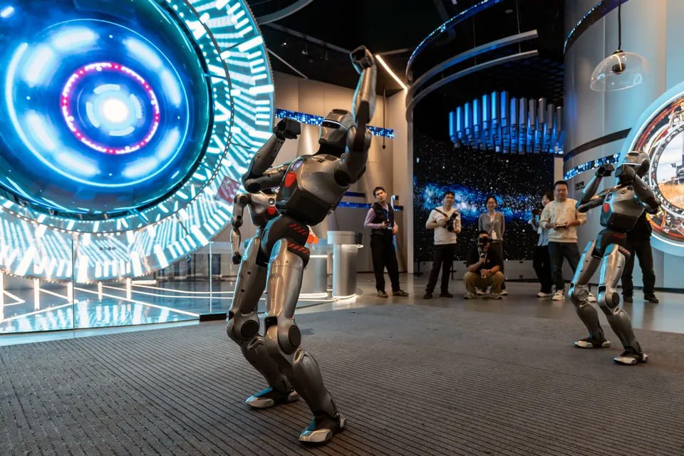 Китай предупреждает о рисках связанных с бурно развивающейся индустрией человекоподобных роботов Передовые отрасли уже давно сталкиваются с проблемой поиска баланса между скоростью роста и риском возникновения пузырей теперь эта проблема стоит и перед сектором человекоподобных роботов заявила Ли Чао пресс секретарь Национальной комиссии по развитию и реформам на брифинге в Пекине в четверг По словам Ли в Китае работает более 150 производителей человекоподобных роботов и их число продолжает расти По её словам страна должна предотвратить наводнение рынка очень похожими моделями которые вытесняют пространство для исследований и разработок jkinvest news jkinvest