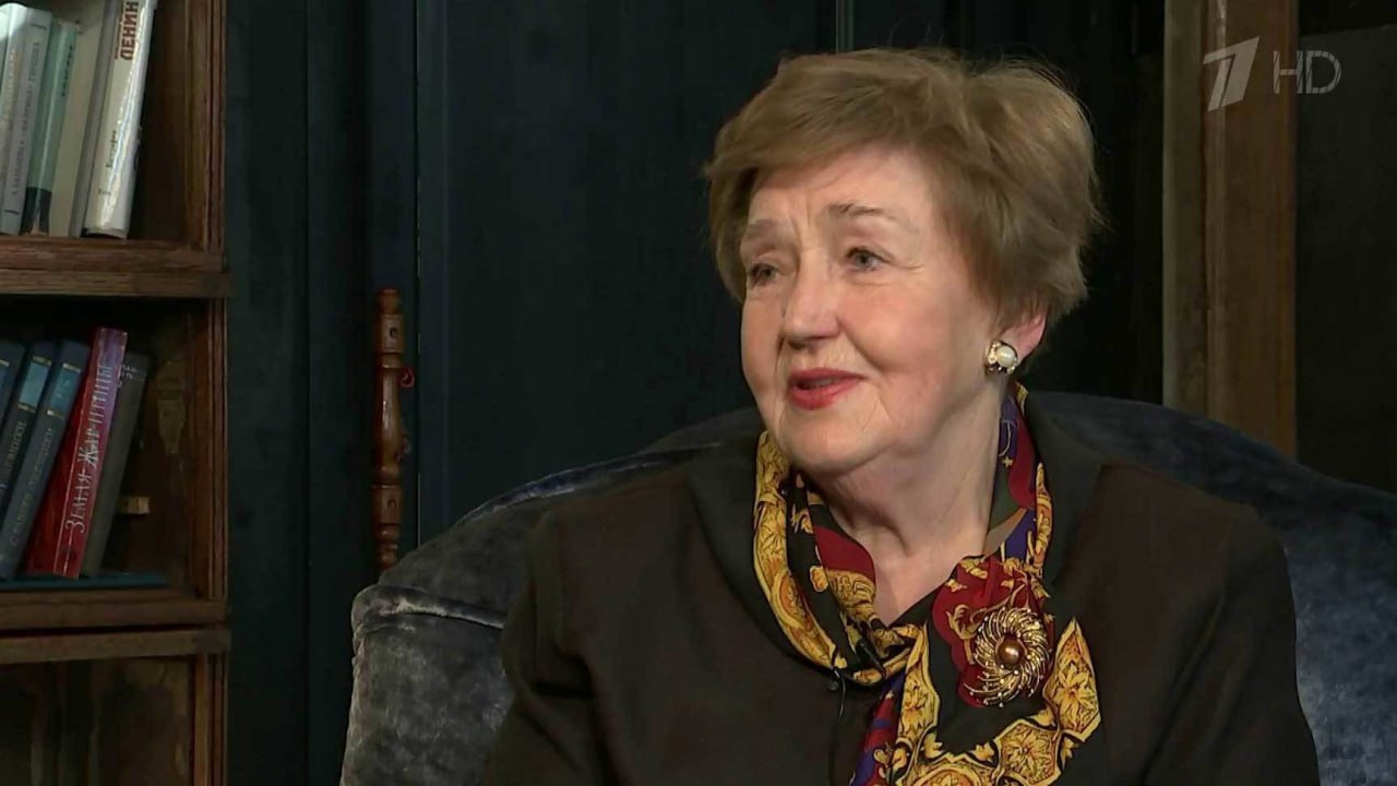 Умерла советская телеведущая и диктор Светлана Жильцова ей было 89 лет Она известна как первая ведущая программы КВН в паре с Альбертом Аксельродом Вела также такие передачи как Веселые нотки Будильник Спокойной ночи малыши тележурнал Пионер и другие Больше новостей в Daily News