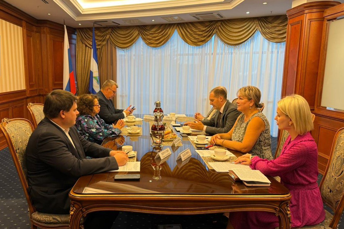 Прибайкалье планирует наращивать сотрудничество с Республикой Никарагуа Сотрудничество обсудили первый замгубернатора региона Роман Колесов и чрезвычайный и полномочный посол Республики в РФ Альба Асусена Торрес Мехия Стороны говорили об организации совместных бизнес миссий с целью развития торгово экономического сотрудничества и общих проектах в гуманитарной сфере Точки соприкосновения удалось найти в направлениях сельского хозяйства машиностроения культуры образования туризма и молодежной политике Внешнеторговое сотрудничество Иркутской области со странами Центральной Америки пока не достигло желаемого уровня В целях усиления мы готовы к проведению совместных бизнес миссий будем рады видеть представителей Республики Никарагуа среди участников Байкальского международного форума партнеров который ежегодно проходит в Иркутске и собирает сотни предпринимателей из разных стран подчеркнул Роман Колесов