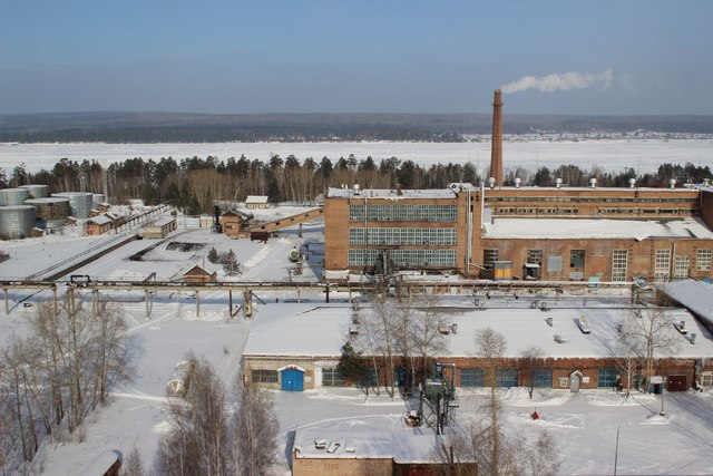 Импортозамещенную смолу для шин будут делать в Красноярском крае Производство фенолтерпеновых смол откроют в Лесосибирске сообщили в Минпромторге Уточняется что общий объем инвестиций в проект составляет 126 6 млн рублей из которых 26 6 млн собственные средства предприятия еще на 100 млн рублей кредитовал край Проект направлен на полное импортозамещение стратегически важного компонента для шинных заводов России Пока отечественные производители шин почти полностью зависят от поставок фенолтерпеновых смол из за рубежа сообщали в Министерстве Это Борус Люди