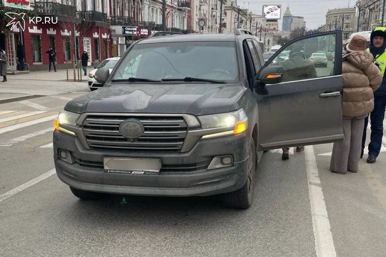 Пьяная автомобилистка устроила ДТП на проспекте Революции в Воронеже  В четверг около 12:50 на проспекте Революции в Воронеже произошла авария с участием «Мерседеса» и «Тойоты». Однако прибывшие на место госавтоинспекторы застали только одного участника ДТП. Водитель «Мерседеса» сбежала, но недалеко.  Сотрудники ГИБДД по ориентировке на автомобиль задержали 49-летнюю автоледи на той же улице. Причем женщина явно была «под градусом». Заметив это, полицейские предложили ей пройти медосвидетельствование, от которого та отказалась.  - В отношении виновницы ДТП составлен административный материал, ей грозит штраф в размере 45 тысяч рублей с лишением права управления на срок от 1,5 до 2 лет, - рассказали в ГИБДД.