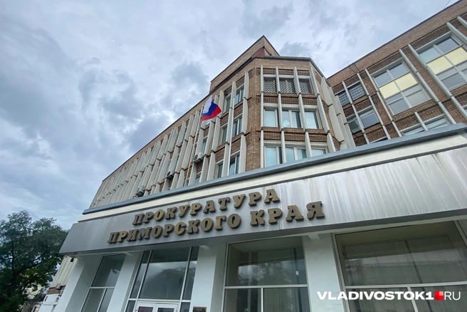 Прокуратура оспорит оправдательный приговор по делу о халатности чиновника при закупках из за чего школьники в Дальнегорске заразились туберкулезом Предприниматель девять раз привлекался к ответственности за несоблюдение санитарных норм в организации питания но администрация города все равно заключила с ним 11 контрактов даже после факта распространения заболевания Дальнегорский районный суд ранее оправдал начальника отдела централизованных закупок МКУ Обслуживающее учреждение Его обвиняли по статье 293 УК РФ халатность По версии следствия с октября по ноябрь 2022 года чиновник будучи председателем конкурсной комиссии не проверил должным образом заявку индивидуального предпринимателя ИП Кононенко Тот в свою очередь нанял кухонного работника без медицинской книжки а позже подделал документы Женщина оказалась больна туберкулезом и знала об этом В результате больше 10 детей заразились Но спустя время чиновник снова позволил предпринимателю выиграть конкурс на заключение новых контрактов Подписаться