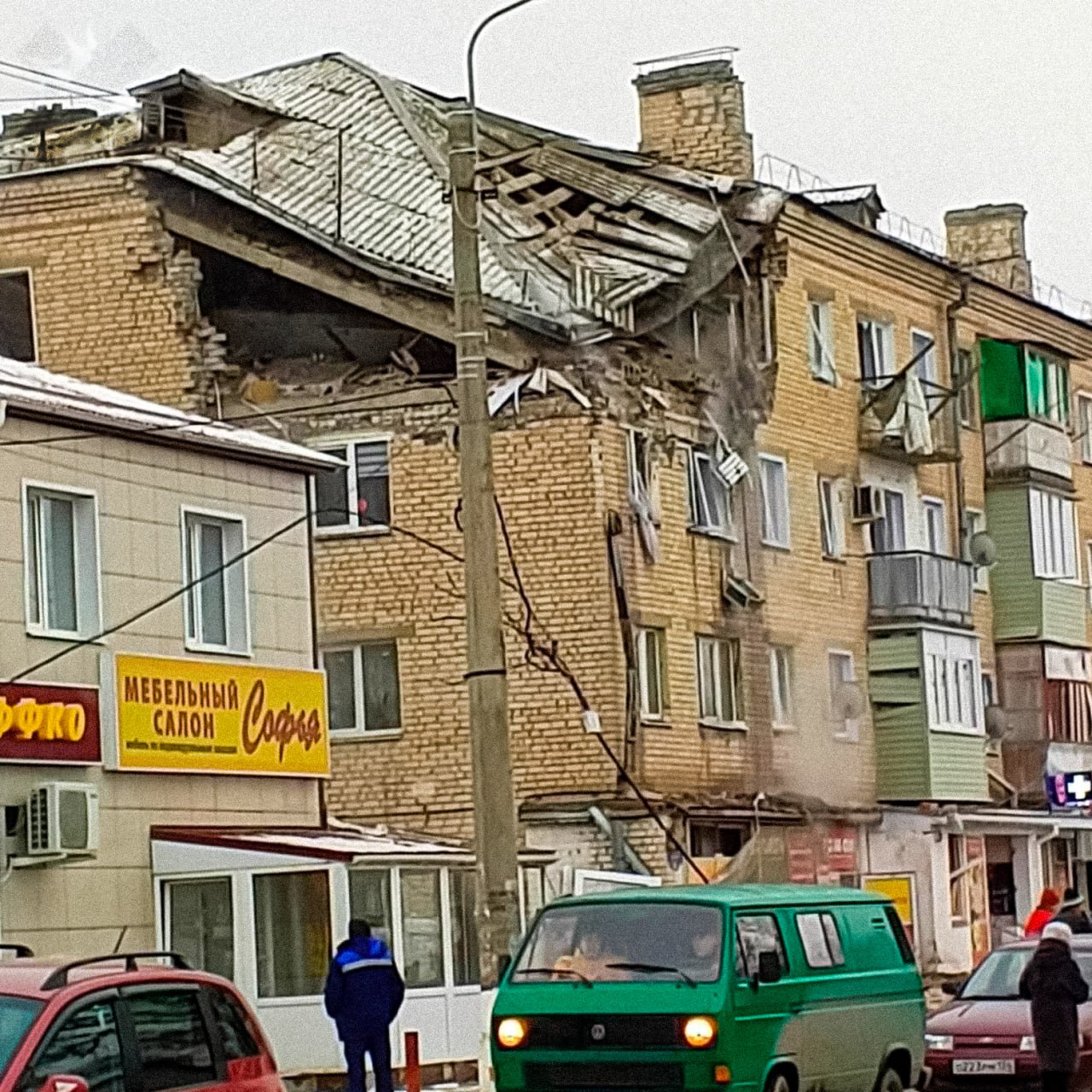 Взрыв разнёс многоэтажку под Волгоградом В Петров Вале хлопок газа уничтожил часть дома и квартиру на пятом этаже от неё буквально ничего не осталось Местные СМИ пишут что под завалами могут быть женщина и ребёнок но официально это пока не подтверждают Дом уже пережил удар БПЛА в августе тогда пострадали три человека UPD бабушку с внучкой спасли из под завалов НМШ