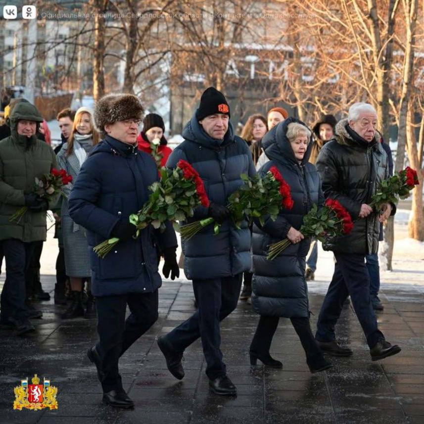 Губернатор Евгений Куйвашев будет в отпуске с 1 по 12 февраля — об этом пишет близкий к нему канал «Не для протокола»  Возможно поэтому губернатора не будет на традиционном возложении цветов к памятнику Борису Ельцину 1 февраля, в День рождения первого президента России. Ранее об этом писал канал «Подливтика 2.0».  Также на традиционном мероприятии не будет нового полпреда Артёма Жоги — он в командировки.   При этом, по нашим данным, мэра Екатеринбурга Алексея Орлова и спикершу Законодательного собрания Людмилу Бабушкину ждут на возложении цветов.   Новости Екб тут