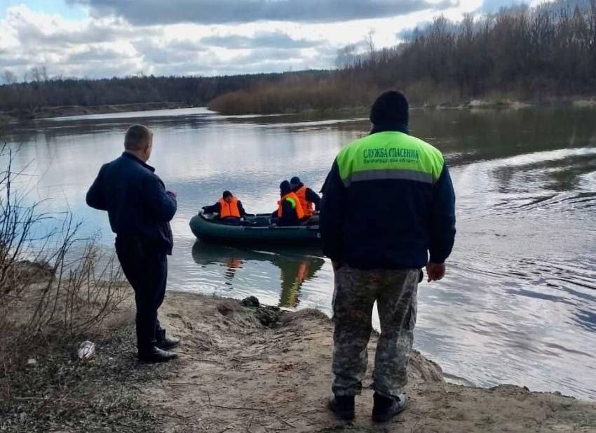 В Волгоградской области продолжаются поиски 67-летнего рыбака, пропавшего 27 января. Водолазы обследуют реку Хопёр возле хутора Петровский.  Зима в регионе выдалась опасной для рыбаков: 9 февраля на озере Некрасова четверо мужчин провалились под лед, двое из них утонули.  В Урюпинском районе были найдены полынья, сапоги и снасти другого пропавшего рыбака.  Власти предупреждают об опасности новых трагедий из-за повышения температуры.  #НастоящийВолгоград   Подписаться