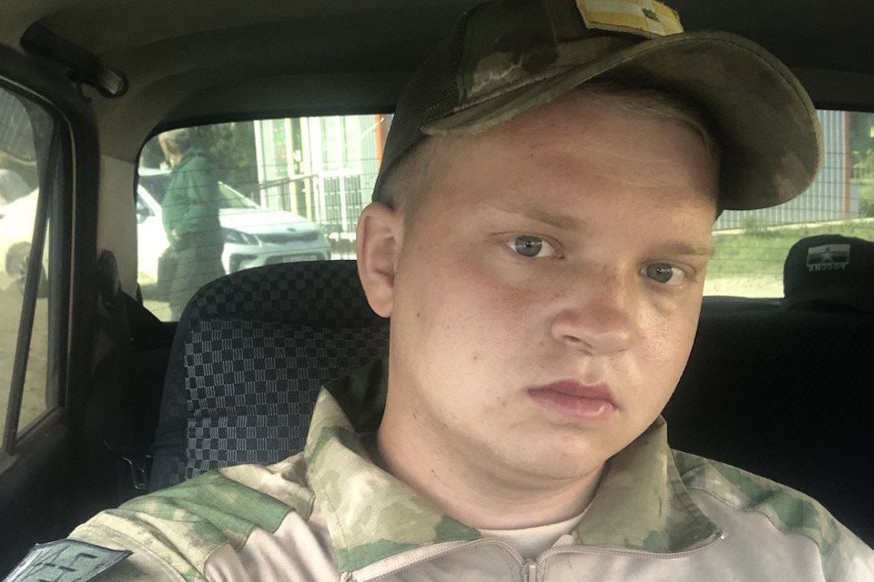За срочника подписали контракт 23-летнего Игоря Полушина призвали на срочную службу в 2022 году. Там его сначала вынуждали подписать контракт, а когда парень отказался, сделали это за него, рассказывает Игорь: Я офигел. Я контракт в глаза не видел, у меня на руках его нет. Я пытался как-то выкрутиться, но командир роты сказал: «Один хер будешь служить». После этого Полушина отправили служить в Крым, где он подвергался избиениям и угрозам со стороны командования, поэтому решил уйти. Целый год парню удавалось скрываться в разных регионах, но на днях его задержали в Сочи и отправили на сборный пункт в село Весёлое. — подпишись