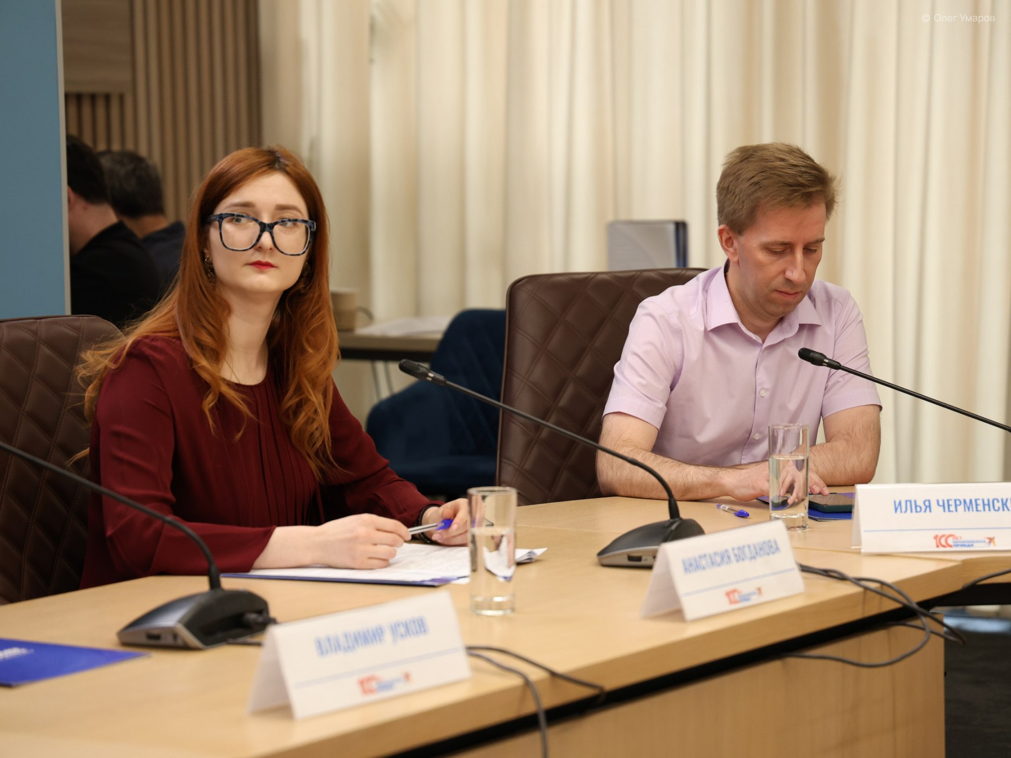 Анастасия Богданова, заместитель директора Департамента международного сотрудничества в сфере охраны окружающей среды Минприроды РФ, подтвердила слова коллеги, рассказав о подготовке к межправительственным переговорам под эгидой ЮНЕП и разработке юридически обязательного документа по борьбе с загрязнением окружающей среды, в том числе морской среды пластиковым мусором. «Переговоры проводятся регулярно с 2022 года, но финальной редакции, на которую бы все согласились, нет. Мы создали межведомственную рабочую группу, на заседаниях которой обсуждаются положения и формулировки документа. Следующий раунд переговоров будет в августе в Женеве, — объясняет Анастасия Богданова. — Сложность в том, что документ касается не только экологических проблем. Впервые в рамках международного природоохранного процесса произошло масштабное столкновение экологической и экономической повестки. Российская Федерация является активным участником процесса, выступает за комплексный подход к данной проблеме и противостоит попыткам западных стран сместить акцент в будущем соглашении с экологической проблематики на вопросы сокращения производства первичных полимеров и ликвидации нефтехимической промышленности. Выступаем за необходимость строго следовать мандату переговорного процесса, закреплённому в резолюции Ассамблеи ООН по окружающей среде ЮНЕП № 5/14 от 02.03.2022 г. и сфокусировать усилия на совершенствовании систем управления отходами из пластмасс, улучшении дизайна продукции из пластмасс в целях облегчения переработки, а также на борьбе с накопленным пластиковым мусором». Узнайте, как помочь природе: фонд «Природа и люди»