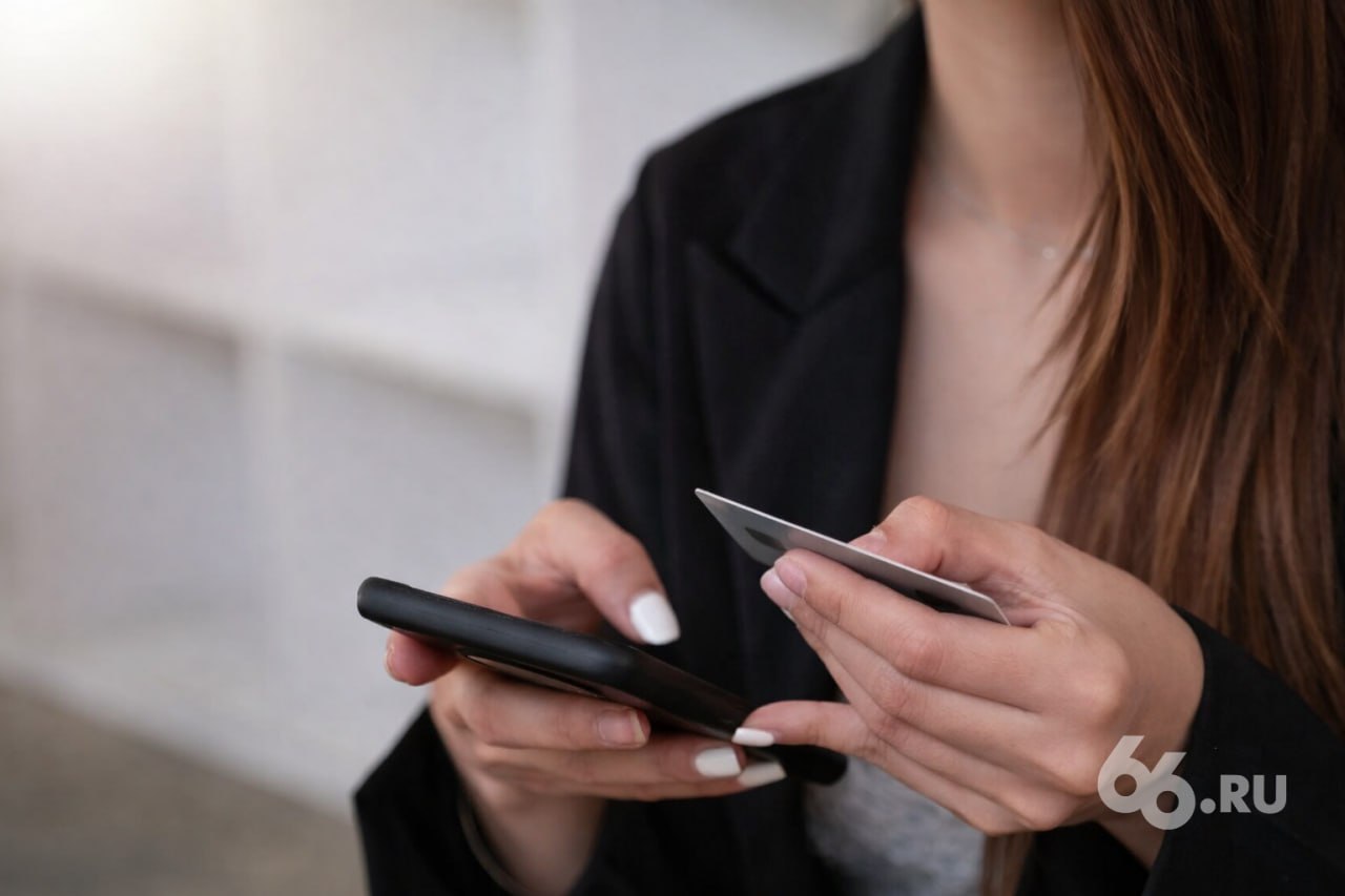 Мошенники крадут деньги у россиян притворяясь управляющими компаниями Людей обманывают под предлогом обновления списка жильцов и подтверждения актуальности сведений С фейковых страниц им приходит сообщение якобы от лица руководителя УК Он просит отправить код из SMS или перейти по ссылке на Telegram бот Такие атаки носят целевой характер киберпреступники готовятся к их проведению заранее и собирают информацию о жертвах Об этом говорит тот факт что мошенники указывают в сообщениях реальные адреса пользователей которые обслуживает управляющая компания рассказал РИА Новости главный специалист компании F6 по противодействию финансовому мошенничеству Дмитрий Дудков