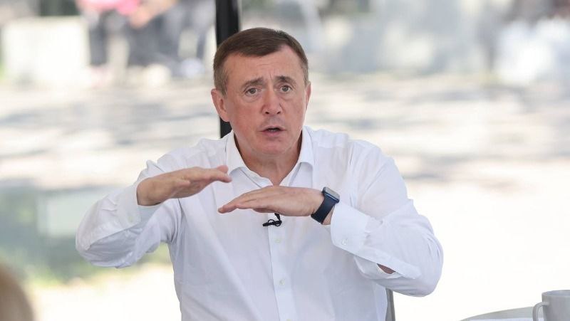 Валерий Лимаренко обсудил с представителями СМИ острые вопросы здравоохранения  На встрече с журналистами 11 июля губернатор Сахалинской области обсудил доступность медицины. Редакторы СМИ затронули проблему сложностей с записью к узким специалистам, минуя терапевта. Глава региона подчеркнул, что такая маршрутизация соответствует медицинским стандартам. Он также напомнил о «проводниках здоровья», которые помогают жителям записаться к врачу, пройти обследование, получить льготные лекарства и оформить инвалидность.  Валерия Фигурина, куратор проекта «Проводники здоровья», объяснила, что трудности с записью к узким специалистам без посещения терапевта — это не проблема, а особенность российской системы здравоохранения. Она отметила, что зачастую пациенты пытаются самостоятельно поставить себе диагноз и сразу обратиться к специалисту узкого профиля. Однако это неправильно. Именно терапевт должен направить пациента к нужному врачу.  Мы часто сталкиваемся с ситуациями, когда пациенты хотят попасть к узкому специалисту, сами ставят себе диагноз и считают, что им нужен именно „этот врач“. Однако такие пациенты не состоят на учете у этого специалиста. В таких случаях сразу попасть к узкому специалисту невозможно, так как существуют определенные процедуры и регламенты, о которых Валерий Лимаренко рассказал на встрече,  — отметила куратор.  ———    :     Прислать нам новость: