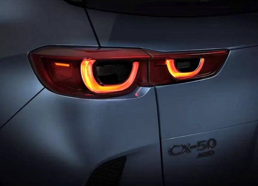 ⏰ Mazda вернулась в Россию, но осталась без собственного завода Официальное представительство Mazda в России объявило о начале продаж двух кроссоверов. Можно ли это считать полноценным возвращением японского бренда на российский рынок, и что в связи с этим ждет автозавод во Владивостоке, где раньше собирались машины этой марки, выяснял Mashnews. Mazda теперь снова – и совершенно официально – продается в России, стало известно вечером 23 мая. Речь идет о двух компактных кроссоверах: CX5 и CX50 в фиксированных комплектациях, стоимость первой модели – от 3,7 до 3,9 млн, второй – от 4,4 до 4,5 млн рублей. Все автомобили в наличии у дилеров, гарантия составляет 3 года или 100 тысяч км. Читать эксклюзив подробнее… #mashnews_эксклюзив