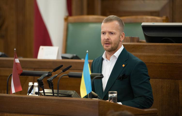 В Латвии задержали выступившего в защиту русского языка депутата Сейма Алексея Росликова «Сегодня утром был задержан Алексей Росликов. Его сейчас увезли. Я обязательно буду держать в курсе», — сообщила заменившая его на посту главы партии «Стабильность!» Светлана Чулкова. Ранее против Росликова было возбуждено уголовное дело. Его обвиняют в якобы оказании помощи России и разжигании национальной розни.