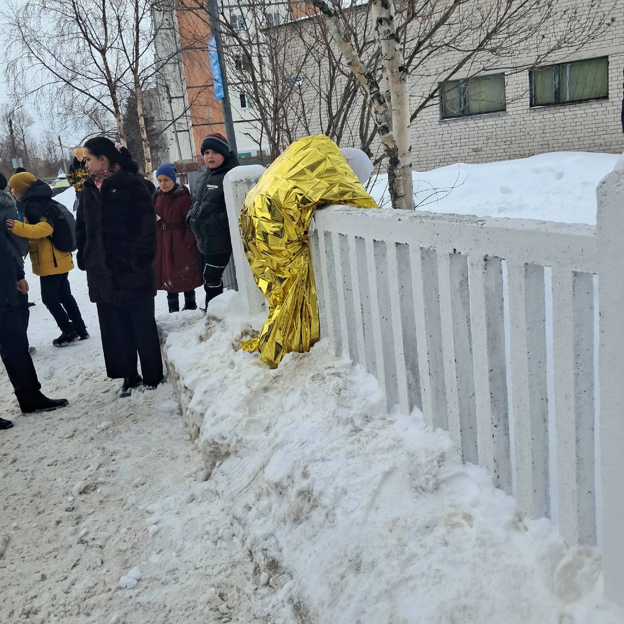 Девочка застряла коленками в заборе на школьном дворе    Случай произошёл в Северодвинске. Спасателям сообщили, что девочка не может выбраться сама и у неё отекли ноги.  Ребёнка достали при помощи бензореза и гидравлического инструмента. Её передали скорой помощи.  Фото: Аварийно-спасательная служба Северодвинска / VK