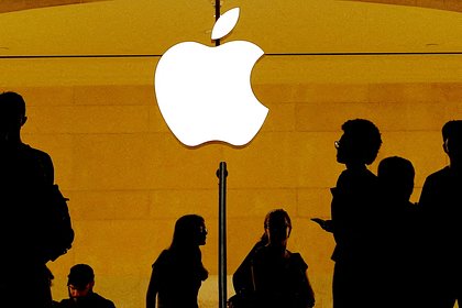 Apple призвали извиниться перед пользователями  Авторитетный аналитик и инсайдер Мин-Чи Ко заявил, что корпорация Apple обязана отреагировать на провал с разработкой голосового помощника Siri. Об этом он заявил в своем X. Специалист отметил, что недавно Apple дала понять через неофициальные каналы, что релиз «более умного» голосового помощника Siri на основе искусственного интеллекта  ИИ  задерживается. По мнению Мин-Чи Ко, руководители Apple должны взять пример с основателя компании Стива Джобса и принести извинения пользователям. Ко напомнил, что после выхода iPhone 4 выяснилось, что антенна устройства может работать с перебоями, если пользователь держит смартфон голыми руками. Тогда глава Apple Стив Джобс признал ошибку, извинился перед потребителями и распорядился раздать бесплатные бамперы для девайса. По мнению аналитика, в 2024 году на Apple давили инвесторы, поэтому ей пришлось сделать поспешный анонс относительно функций ИИ в гаджетах.