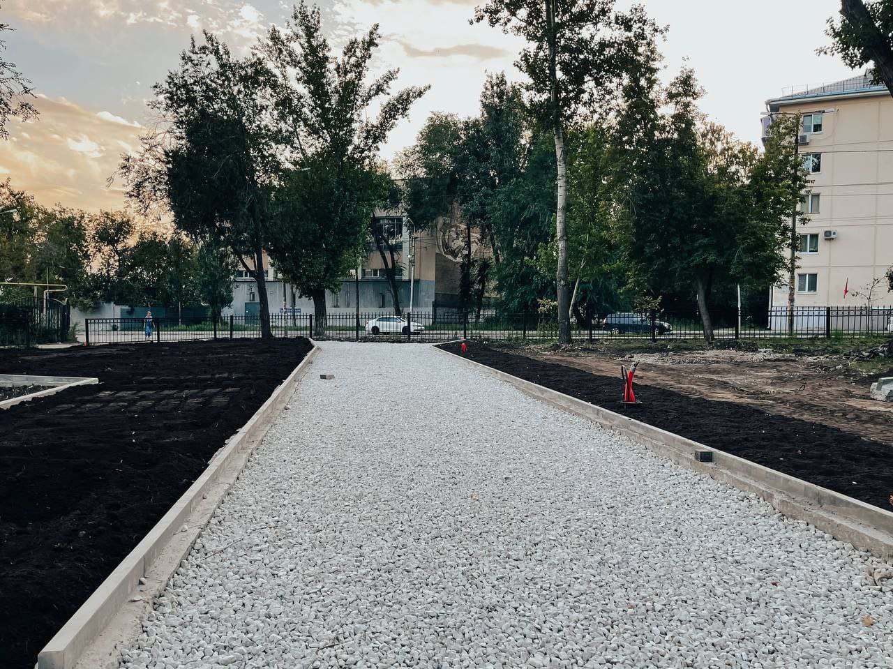 В самарском парке Щорса обустраивают площадку для выгула собак и освещение.  Локация в границах улиц Спортивной, Урицкого, Красноармейской преображается буквально на глазах.  В рамках первого этапа обновления, который проходит в этом году, запланировано привести в порядок входную группу, площадку для выгула собак. А также уложить дорожки, в том числе плиткой.  В начале августа завезли оборудование для тренировок питомцев. Хвостатые уже с интересом изучают территорию.  Также появились конструкции, где планируется установить фонари.  Источник: Информационное агентство "СОВА"   ПОДПИСАТЬСЯ  ПРИСЛАТЬ НОВОСТЬ