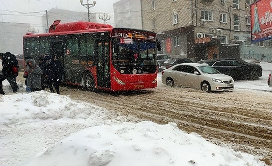 Пока мэрия Хабаровска раздает вчерашним мигрантам сертификаты на жилье, в городе повышают цену на проезд на очередных маршрутах.   с 15 марта вырастет стоимость проезда на двух маршрутах. ООО «Васильев» повысит цену проезда на автобусе №1Л с 50 до 57 рублей.   На межмуниципальном маршруте №107у «Автовокзал – Подсобное хозяйство» цену повысят с 55 до 57 рублей.    Подписаться -