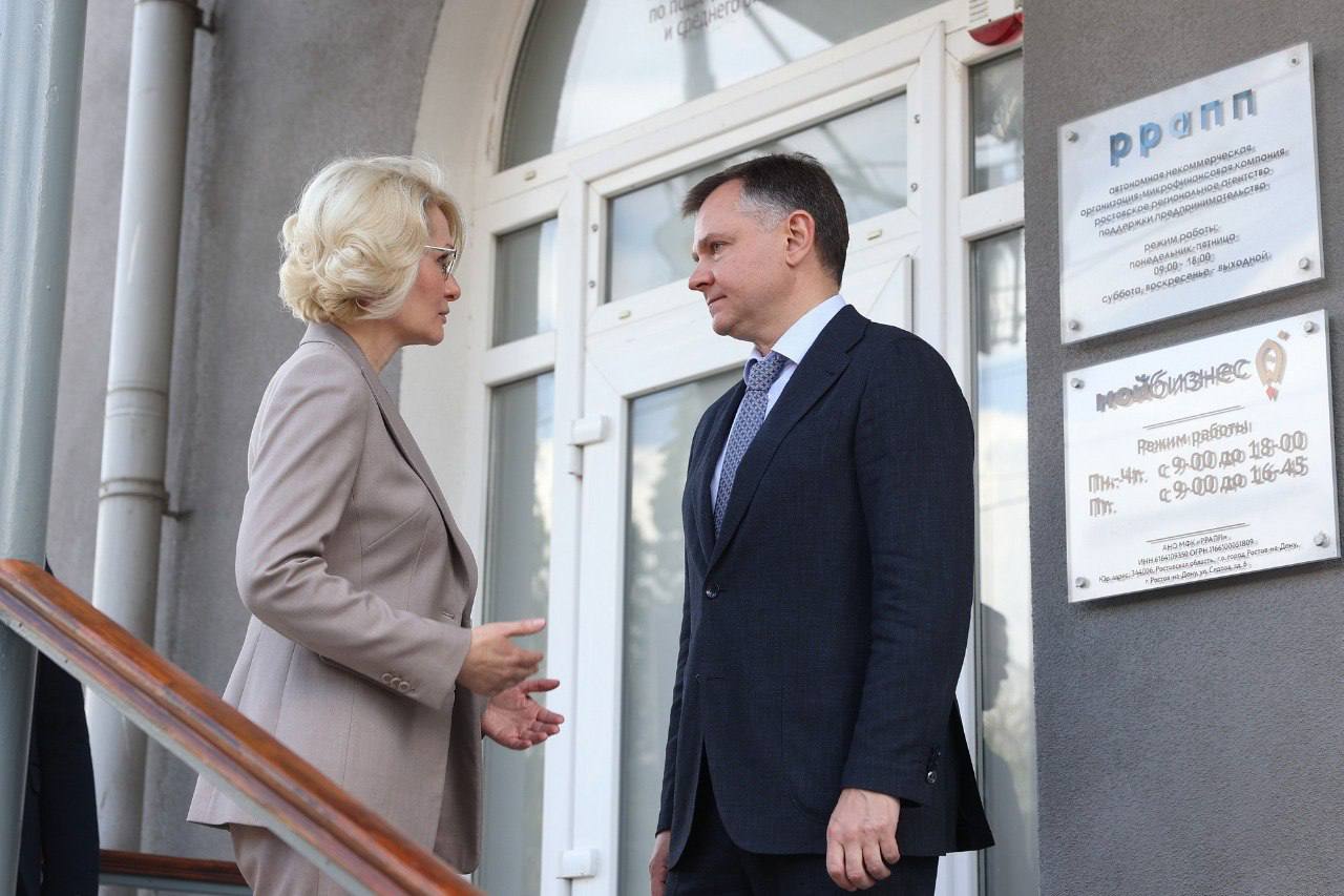 Вместе с врио губернатора Юрием Слюсарем приняла участие в стратегической сессии, посвященной вопросам развития экономики Ростовской области. Мероприятие собрало представителей бизнеса, науки и власти для обсуждения актуальных задач и выработки предложений, которые лягут в основу обновленной стратегии развития региона.  Ростовская область обладает целым рядом преимуществ. Уникальное географическое положение делает её важным транспортным узлом. Система образования и научная школа региона продолжают развиваться, поддерживая инновации и подготовку квалифицированных кадров. Сельское хозяйство и перерабатывающая промышленность остаются ключевыми секторами экономики, обеспечивающими продовольственную безопасность страны. В регионе серьезный промышленный потенциал.  Юрий Борисович принял решение обновить стратегию развития Донского края. Это важный шаг вперёд: стратегия — это не просто документ или набор цифр на бумаге. Это план действий на ближайшие годы, который определяет путь к улучшению качества жизни людей до 2030 года. Стратегия должна быть тесно связана с национальными целями развития, установленными Главой государства.  С момента принятия первой версии документа в 2018 году многое изменилось. Сегодня мы живём в условиях высокой ключевой ставки, что ставит перед предпринимателями новые вызовы по обеспечению экономического роста.  Считаю, что при доработке стратегии необходимо сделать ставку на проекты технологического лидерства и поддерживать традиционные отрасли экономики. Важно также уделить внимание новым направлениям — туризму и креативной экономике, которые только начинают зарождаться в регионе.  Не менее важно обеспечить правовую поддержку идей предпринимателей и экспертов со стороны депутатов всех уровней: как можно быстрее принять все необходимые законы для реализации стратегии.  Сегодня прозвучали важные слова о том, что в основе развития Ростовской области благополучие её жителей. Ведь если люди поверят в новую стратегию, они будут готовы её реализовать.