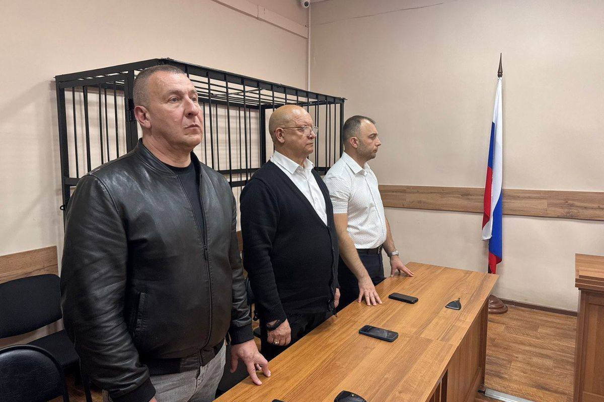 Суд озвучил приговор благовещенскому бизнесмену Евгению Пушкареву за взятку В ноябре 2024 года он передал чиновнице из амурского минздрава 50 тысяч рублей Директора медицинской компании признали виновным Благовещенский городской суд признал главу медицинской компании виновным С учетом смягчающих и отягчающих обстоятельств его приговорили к штрафу в 1 25 миллиона рублей Из за того что амурчанин находился под стражей сумму штрафа снизили до миллиона рублей ampravda
