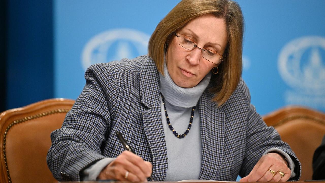 Посол США в России Линн Трейси завершила свою работу в Москве и попрощалась с россиянами строчками из стихотворения Пушкина «К Чаадаеву» Трейси завершает свою работу в России и покидает ее, сообщило американское посольство. Дипломат заявила, что гордилась своей работой в Москве «в такое непростое время». По словам Трейси, ее вдохновили встречи с россиянами, «которые любят свою страну и каждый день работают ради лучшего будущего». Хочу закончить строками из стихотворения Пушкина „К Чаадаеву", которые говорят о любви к Родине, живущей в каждом из нас. До свидания! — написала Трейси и выбрала для прощания следующие строки: «Пока свободою горим, Пока сердца для чести живы, Мой друг, отчизне посвятим Души прекрасные порывы!» Линн Трейси занимала пост посла США в России с января 2023 года