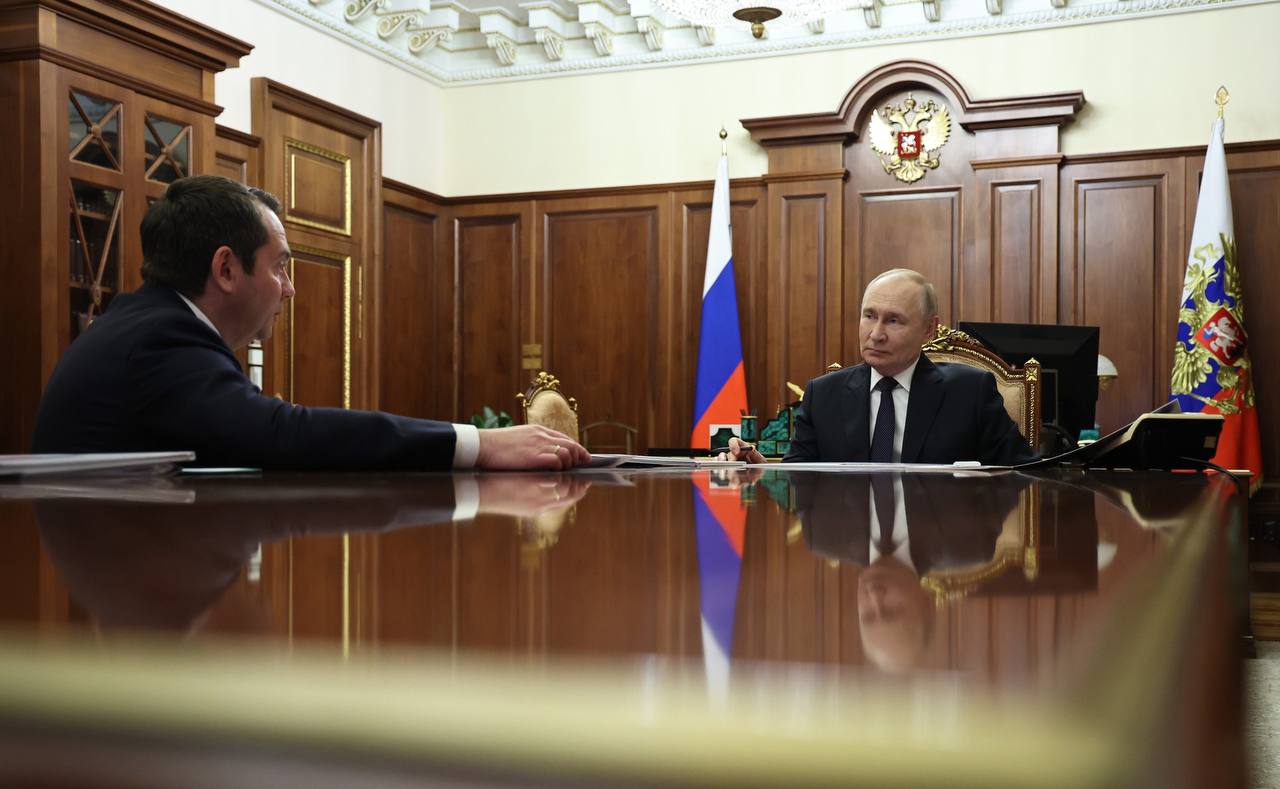 Андрей Чибис обратился к президенту РФ с просьбой выделить средства на строительство детской больницы в Мурманске Тему здравоохранения обсудил губернатор Андрей Чибис с Владимиром Путиным на личной встрече в Кремле Глава региона отметил что здоровье детей один из самых важных аспектов Губернатор подчеркнул что благополучие юных северян требует особого внимания и заботы Андрей Чибис обратился с просьбой о выделении в 2027 году финансирования на строительство детской больницы предусмотренной мастер планом Она есть в мастер плане о котором я Вам докладывал и здесь бы тоже просил Вашей поддержки Мы нашли территорию подготовили техническое решение медикотехническое задание отработано с нашими коллегами из федерального министерства Но очень важно чтобы эта больница все таки попала в финансирование хотя бы с 2027 года потому что для детишек это очень важно отметил Чибис Видео kremlin ru Все самые важные новости Telegram MAX