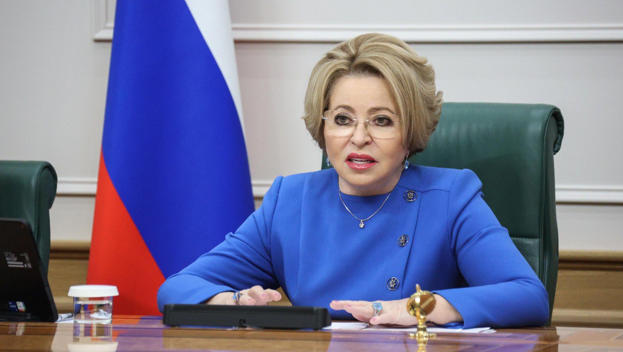 Валентина Матвиенко поздравила жителей Волгоградской области с днем ее образования Председатель Совета Федерации подчеркнула что в летописи региона немало памятных страниц и героических имен а его жители многое сделали для укрепления производственного потенциала государства По настоящему неоценим вклад старших поколений волгоградцев в формирование уникального военно исторического наследия нашей страны Их свершения яркий пример патриотизма нравственный ориентир для потомков отметила глава СФ По ее словам сегодня в Волгоградской области реализуются крупные инвестиционные проекты создаются комфортные условия для эффективной работы предприятий расширяется перечень мер их поддержки Неизменное внимание уделяется развитию социальной сферы повышению благосостояния людей Валентина Матвиенко выразила уверенность в том что и в дальнейшем регион будет наращивать и эффективно использовать свой потенциал Vmeste RF