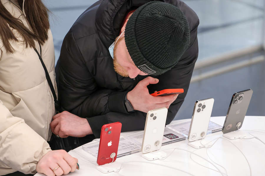 Россиянам выгоднее всего покупать iPhone в ноябре и декабре.  В это время снижаются цены как на новые модели, так и на предыдущие. А ещё проходят масштабные распродажи, говорят эксперты.   По сравнению с сентябрём цены могут упасть на 40%.