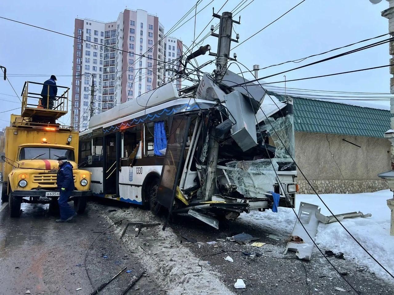 Восемь человек госпитализировали после ДТП в Энгельсе где столкнулись троллейбус и легковая машина сообщили в региональной службе спасения