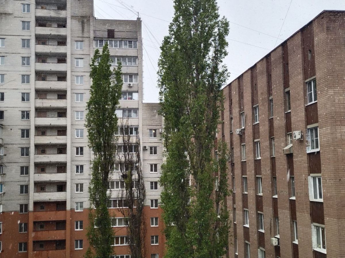 Последние выходные апреля воронежцы провожают со снегом Об осадках ранее предупреждали синоптики, подтверждается прогноз буквально на глазах! Второй за апрель снег - вот такая переменчивая погода в апреле. ↗ Прислать новость Подписаться