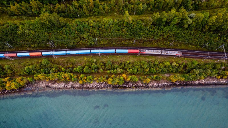 Перевозки контейнеров составили 6 3 млн ДФЭ за 10 месяцев Во всех видах сообщения включая внутрироссийское экспорт импорт и транзит за январь октябрь перевезли по сети РЖД 6 млн 275 2 тыс контейнеров ДФЭ Это на 3 9 меньше чем за аналогичный период прошлого года Лидеры по объёмам химикаты и сода 657 4 тыс ДФЭ лесные грузы 489 4 тыс ДФЭ химические и минеральные удобрения 373 8 тыс ДФЭ Всего в контейнерах перевезено 66 6 млн тонн различных грузов Подписаться на Телеграмму РЖД Голосовать за канал Подписаться на РЖД в MAX Каналы железных дорог