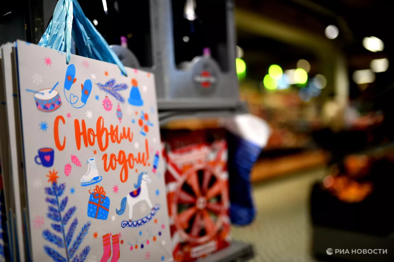 Большинство россиян считают приемлемым потратить на новогодний подарок близкому человеку от 2 до 5 тыс рублей рассказали РИА Новости в компании Займер Почти четверть опрошенных готова отдать за подарок от 5 до 10 тыс рублей а каждый пятый до 2 тыс рублей Еще 13 россиян закладывают на покупку подарка более 10 тыс рублей При этом более половины участников опроса планируют покупать подарки на маркетплейсах Подписаться на РИА Новости экономика Все наши каналы