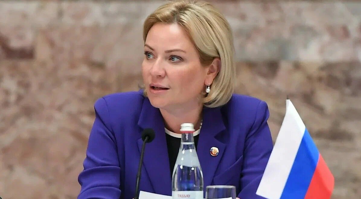 НА ПРОВЕРКУ СТАНОВИСЬ Министерство культуры России с 1 марта начнет проверять фильмы без прокатных удостоверений на предмет дискредитации традиционных ценностей Для начала проверки потребуется обращение в ведомство составленное в произвольной форме Так в опубликованном приказе ведомства Для оценки содержания картин Минкульт создаст специальный экспертный совет А при необходимости станет запрашивать позиции научных и образовательных организаций а также представителей культурного сообщества Весь процесс проверки для фильмов длительностью менее 420 минут 7 часов видимо речь о сериалах ВЦ должен уложиться не более чем в 20 дней Если совет выявит нарушения ведомство передаст заключение в Роскомнадзор РКН ВАШУ ЦИФРУ А уж что дальше догадайтесь сами Традиционные ценности в многонациональной стране Россия дело такое Но мы на мудрость министра культуры Российской Федерации Ольги Борисовны Любимовой фото сильно уповаем Давным давно в независимой западной прессе шла широкая дискуссия возможна ли журналистская объективность Уже в 1980 х по крайней мене в англосакских СМИ достигли консенсуса полная объективность даже в honest journalism решительно невозможна Т к с гарантией уничтожается уже самим выбором из ограниченных достоверных источников информации На этом и успокоились Теперь даже лучшие профи не парятся Газета была есть и будет орудием защиты отдельных интересов взглядов и мнений Нечего и париться А чем кино хуже Оно даже намного лучше