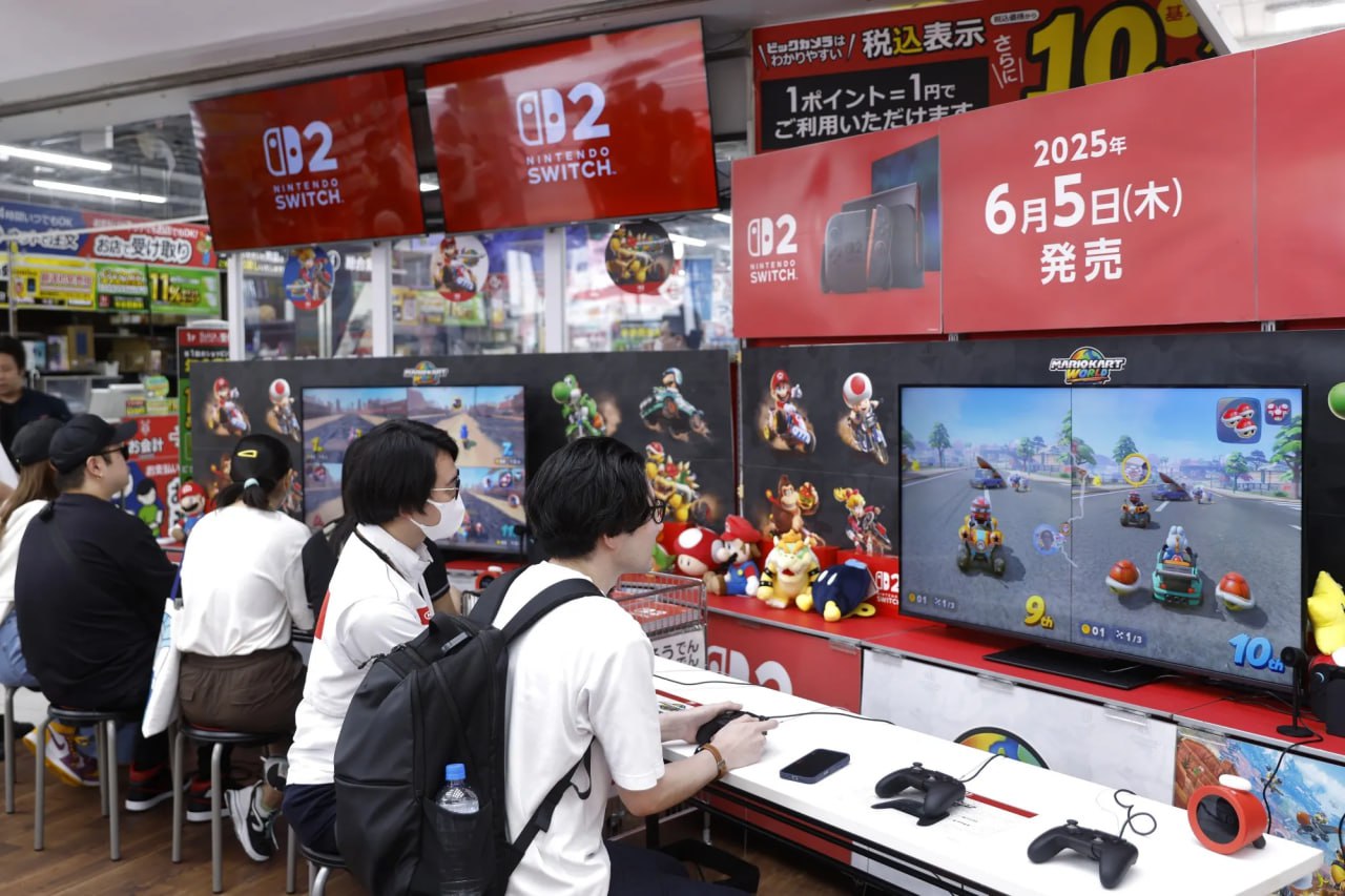 Switch 2 стартовала в три раза успешнее оригинала в Японии — за первый месяц японские геймеры приобрели более 1,5 миллиона консолей. 1. Для сравнения: Game Boy Advance — чуть более 1,3 млн за первый месяц; Nintendo DS — около 1,2 млн; PlayStation 2 — около 1,1 млн устройств; Оригинальная Nintendo Switch — примерно 556 тыс устройств. 2. При этом статистика Famitsu не учитывает прямые продажи от самой Nintendo — реальные цифры могут быть ещё выше. 3. Данные собраны на основе отчётов более чем 3 тысяч розничных магазинов.