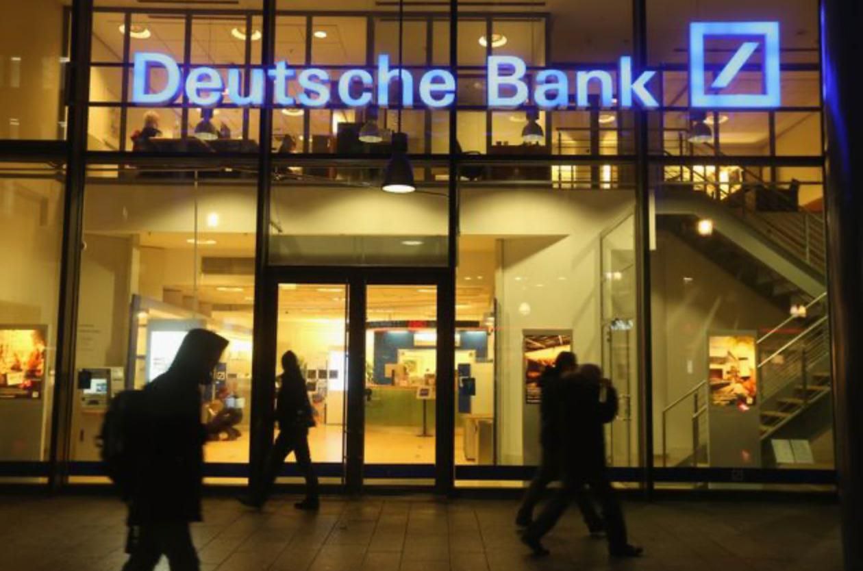 Deutsche Bank закрывает 100 филиалов Поскольку все больше клиентов используют мобильные телефоны и все реже посещают филиалы Deutsche Bank продолжает реорганизовывать свой розничный бизнес К концу 2026 года планируется закрыть около 100 отделений Об этом объявил член правления по розничному бизнесу Клаудио де Санктис В конце 2025 года Deutsche Bank и Postbank вместе управляли более 750 отделениями в Германии Одновременно банк активно внедряет цифровые технологии и разрабатывает ИИ ассистента для обслуживания клиентов Де Санктис заявил Во второй половине года мы представим клиентам цифрового ассистента своего рода консьержа который сначала объяснит им как пользоваться приложением ИИ агент должен пошагово проводить клиентов через новое приложение и помогать им в случае возникновения вопросов По собственным данным банка за последние 18 месяцев использование его приложения уже выросло примерно на 20 процентов Однако этого недостаточно Тем не менее Deutsche Bank не планирует полностью отказаться от филиалов Де Санктис заявил Если вы хотите купить дом или инвестировать деньги то вам захочется пообщаться с человеком в физическом офисе или посредством видеоконсультации В будущем филиал должен быть прежде всего местом для консультаций по крупным решениям например по покупке недвижимости инвестированию или кредитам Очевидно также что с меньшим количеством филиалов будет меньше персонала Другими словами ожидаются увольнения newsEconomics