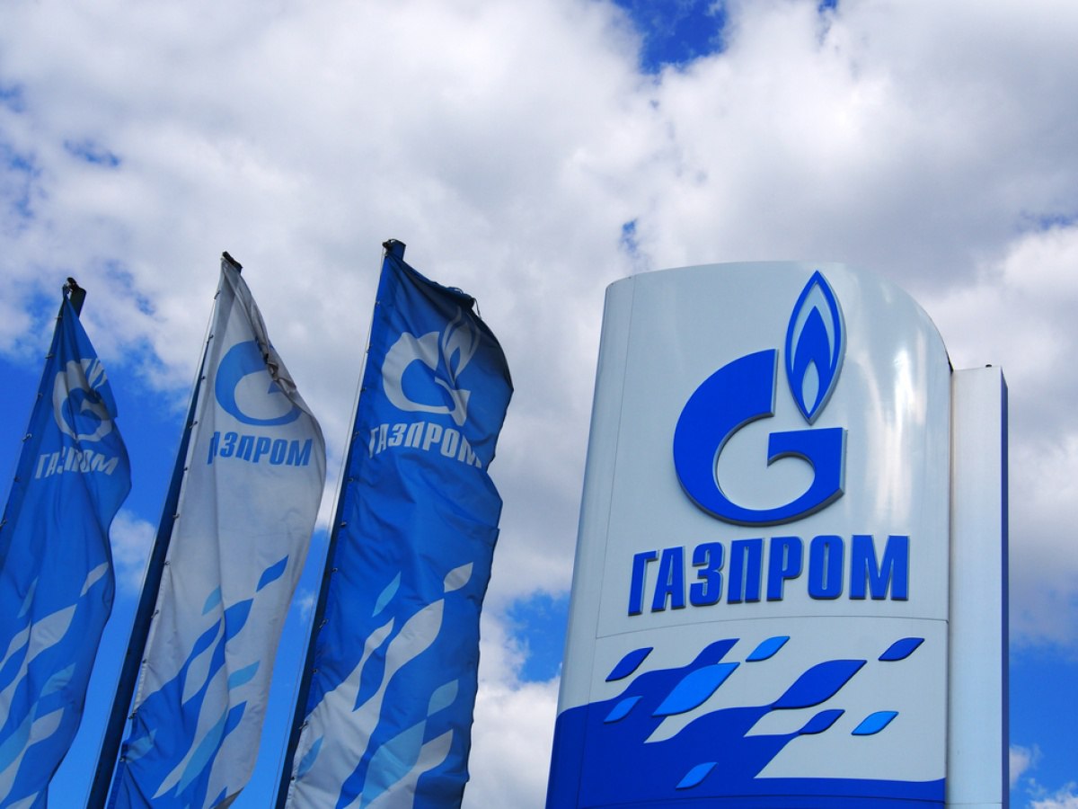 Газпром расширяет присутствие в Центральной Азии В 2024 году «Газпром» значительно увеличил объёмы поставок газа в Узбекистан. Если годом ранее объём экспорта составлял 1,28 миллиарда кубометров, то уже по итогам текущего года он достиг 5,64 миллиарда кубометров. Такие данные представлены в свежем годовом отчёте российской компании. Экспорт начался в октябре 2023 года по газопроводу «Средняя Азия — Центр», работающему в реверсном режиме. Увеличение объёмов в столь короткие сроки указывает на активизацию энергетического сотрудничества между Россией и странами Центральной Азии. Кроме того, в 2024 году был сделан важный шаг в сторону углубления связей с Кыргызстаном. В июне подписаны долгосрочные соглашения о поставках российского газа вплоть до 2040 года. Речь идёт о старте поставок уже с 2025 года, что даёт республике возможность строить планы на развитие внутренней инфраструктуры с уверенностью в энергетической стабильности.