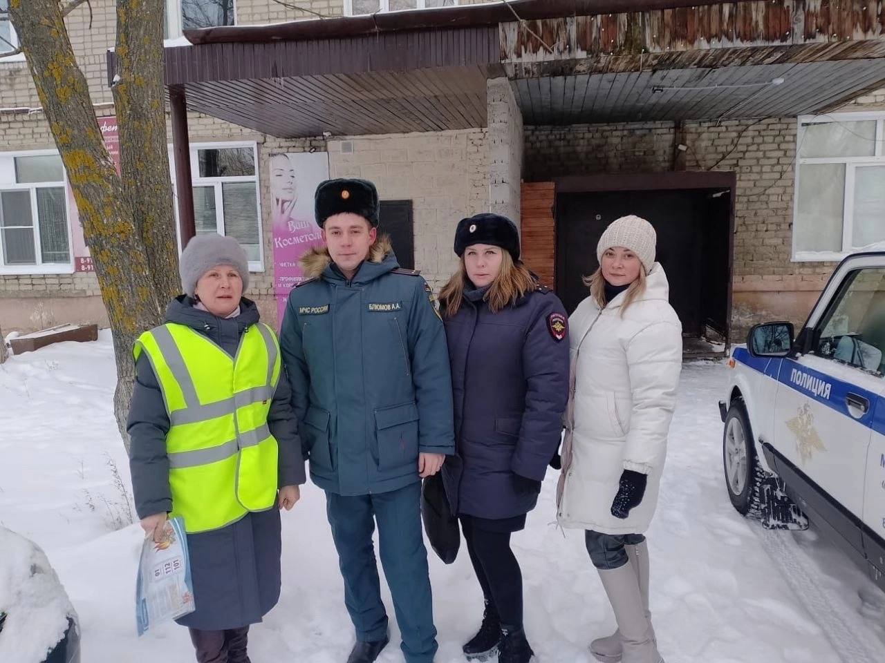 Безопасность детей в период зимних каникул на особом контроле.  В дни зимних каникул особо пристальное внимание Минобразования Чувашии направлено на семьи, находящиеся в трудной жизненной ситуации.  С целью профилактики безнадзорности и правонарушений несовершеннолетних в такие семьи организованы рейды. Педагоги республики совместно с сотрудниками полиции, комиссий по делам несовершеннолетних и защите их прав, реабилитационных центров проверяют условия проживания детей, организуют индивидуальные беседы с родителями об ответственности за воспитание  В процессе посещений с родителями проведены беседы о безопасном поведении на улице и дома и о пожарной безопасности.  Данные мероприятия дают возможность не только выявить причины семейного неблагополучия, но и при необходимости оказать семье своевременную помощь.  Рейды будут продолжены в течение всех праздничных дней.  #МинобразованияЧувашии #ЗахаровМинобразования21