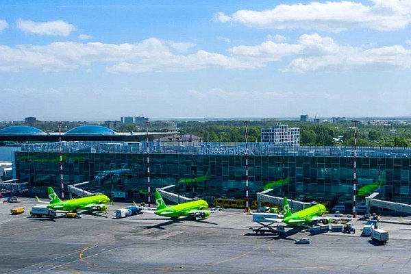 Авиакомпанию S7 Airlines в очередной раз оштрафовали за овербукинг Новосибирская транспортная прокуратура по обращениям граждан выявила нарушения законодательства о защите прав потребителей авиационных услуг в деятельности АО Авиакомпания Сибирь S7 Airlines Об этом сообщает Интерфакс со ссылкой на данные Западно Сибирской транспортной прокуратуры Установлено что в июле текущего года в международном аэропорту Новосибирск Толмачево имени А И Покрышкина 11 пассажирам авиакомпании Сибирь планировавшим вылет в города Владивосток и Адлер отказано в реализации воздушной перевозки по причине превышения количества доступных мест на борту воздушного судна в связи с регистрацией на данный рейс трансферных пассажиров иного стыковочного рейса говорится в сообщении aviaru net n290291